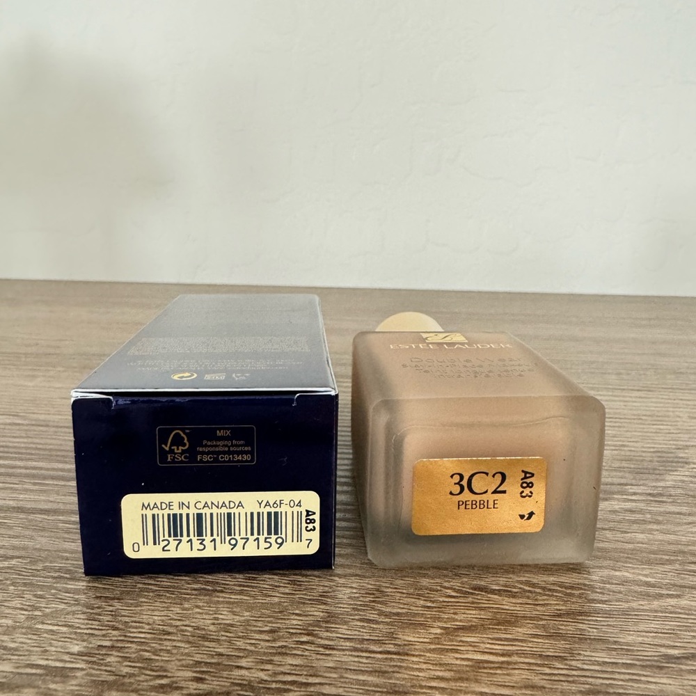Estee Lauder Double Wear Foundation 3C2 Pebble - Picture 3 of 3